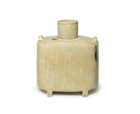 RARE GOURDE DE PÈLERIN EN GRÈS À GLAÇURE CÉLADONDynastie des Jin de l'Est (317-420)A RARE LARGE CELADON-GLAZED PILGRIM FLASKE
