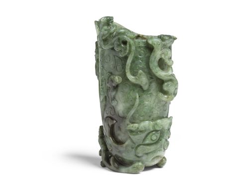 RHYTON ARCHAÏSANT EN JADE VERT ÉPINARD SCULPTÉÉpoque Qianlong (1736-1795)A FINE SPINACH-GREEN JADE ARCHAISTIC RHYTONQianlong 