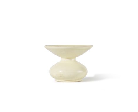 CRACHOIR EN GRÈS ÉMAILLÉ BLANC, ZHADOUFin de la Dynastie Tang (618-907)A CREAM-GLAZED LAYS JAR, ZHADOULate Tang DynastyThe co