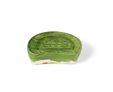 OREILLER EN GRÈS CIZHOU ÉMAILLÉ VERTDynastie Jin (1115-1234) A CIZHOU GREEN-GLAZED PILLOWJin DynastyOf kidney shape, the slig