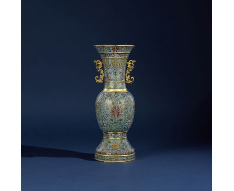 IMPORTANT ET RARE VASE IMPÉRIAL EN BRONZE DORÉ ET ÉMAUX CLOISONNÉSMarque et époque Qianlong (1736-1795)A RARE LARGE IMPERIAL 
