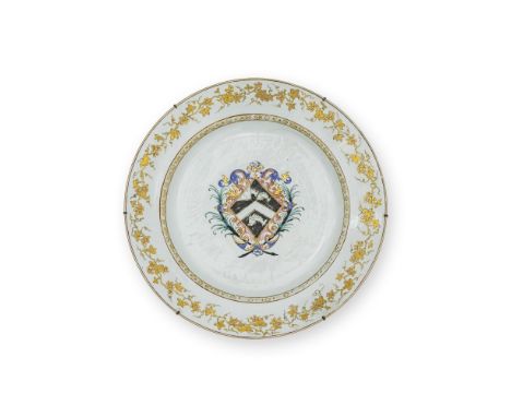 GRAND PLAT EN PORCELAINE ARMORIÉEÉpoque Qianlong (1736-1795), vers 1740A LARGE ENAMELLED AND GILT-DECORATED ARMORIAL CHARGER 