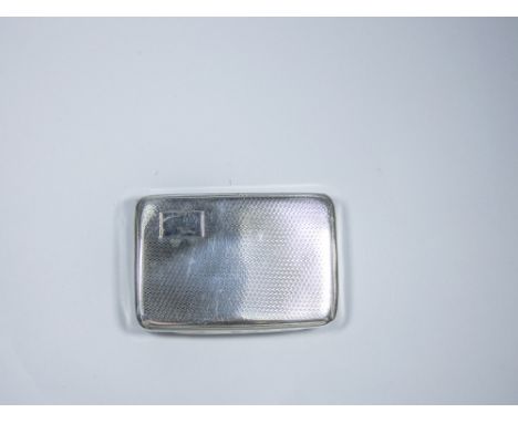 A rectangular silver snuff box with an engine turned decorated lid, weighting 73.8g 