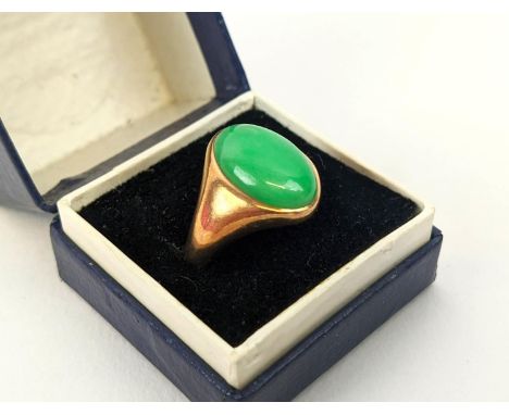 A YELLOW METAL JADE CABOUCHON SET DRESS RING, probably 18ct gold, ring size M, 8.4 grams. 