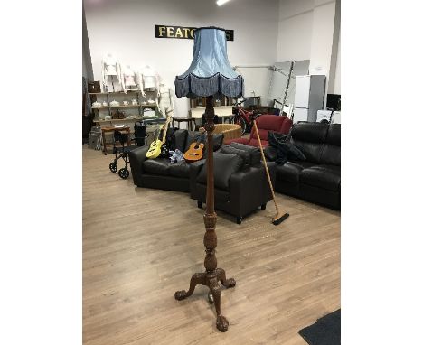 FANTASTIC CARVES VINTAGE STANDARD LAMP WITH ACANTHUS REEDING AND CLAW AND BALL FEET