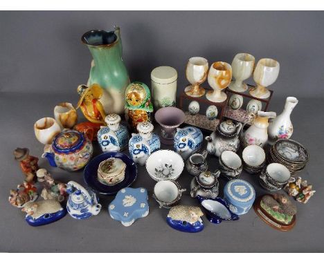 A mixed lot comprising ceramics to include Wedgwood, Royal Worcester, Oriental ceramics and similar, also include Russian nes