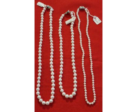 Three fresh water cultured pearl necklaces with silver clasps (3)