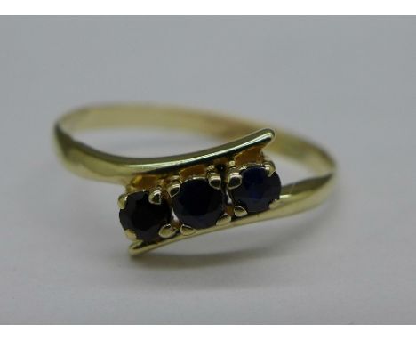 A 9ct gold and three stone sapphire ring, weight 0.9g, size L