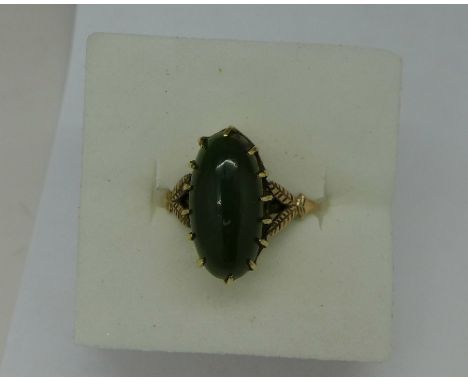 A 9ct gold and cabochon jade ring, weight 3g, size O