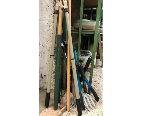 QTY OF GARDENING TOOLS INCL, HOE ETC