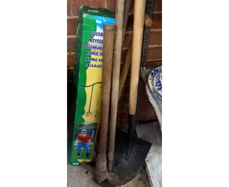 QTY OF GARDEN TOOLS INCL; LAWN AERATOR, SHOVEL &amp; GARDEN HOE ETC