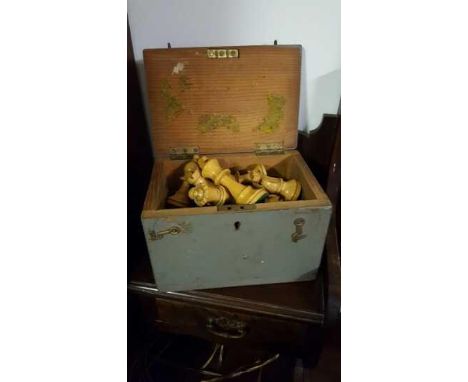 COLLECTABLES - A good quality vintage chess set in the manner of Staunton, contained within a later wooden box.