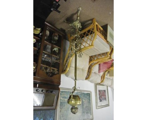 FURNITURE/ HOME - A stunning brass extending oil lamp with beautiful ornate base.