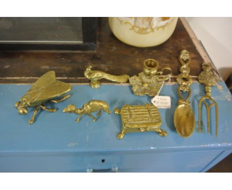 COLLECTABLES - A collection of 7 vintage pieces of decorative brass ware to include a spoon, a fork, a peacock, candlestick, 