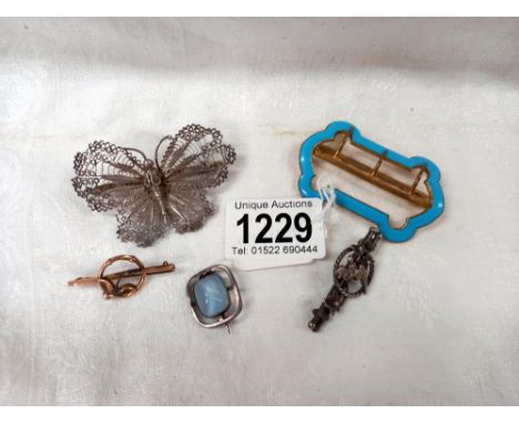 A collection of late 19th and early 20th century jewellery to include a Victorian 9ct gold brooch, a Victorian silver brooch,