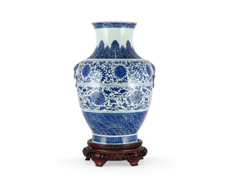 A LARGE CHINESE BLUE AND WHITE VASE, 19TH/20TH CENTURY The ovoid body painted with concentric bands depicting crashing waves,