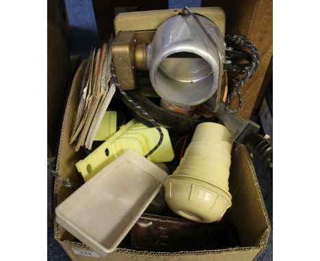 Box of assorted vintage plastic/Bakelite to include: desk stand; toast racks; cups; mugs; bowls; table lamp on Art Deco squar