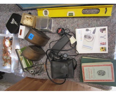 A mixed lot to include a 100K digital camera, a boxed Coronet camera, a selection of loose change, a pair of carved wooden bo