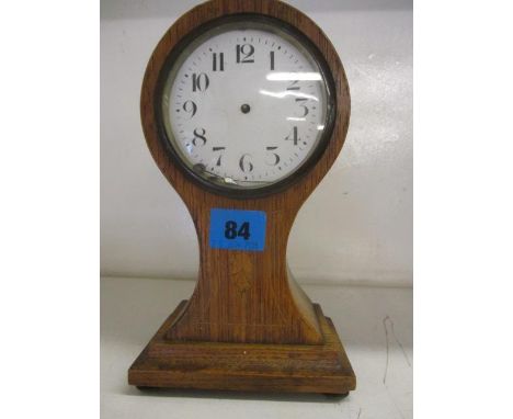 An Edwardian oak cased mantle clock, 8 1/2" h 