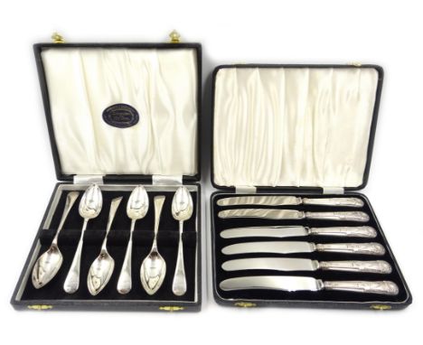 Set of six silver grapefruit spoons Sheffield 1970, 5oz and a set of six tea knives with hallmarked silver handles