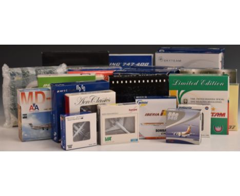 Twenty-five 1:400 scale diecast model aircraft, various manufacturers and liveries including Gemini Jets Continental Airlines