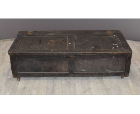 A tool chest and tools including Record no 073 and 4½, folding rule, saws, levels, further planes, chisels, set squares etc&n