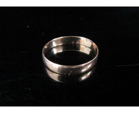 A 9ct gold wedding band. Size K, 0.8g 
