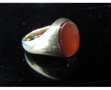 An 18ct gold cornelian signet ring. Size N, 8.5g 