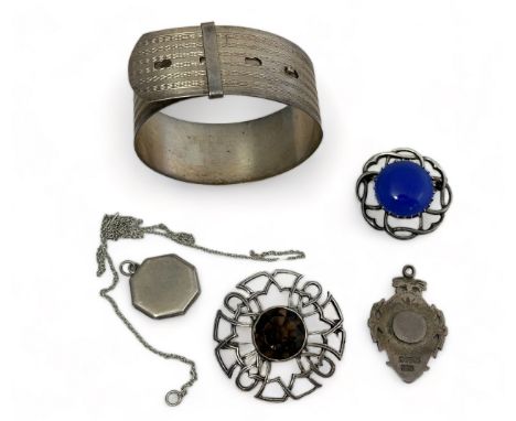 A collection of jewellery items, either hallmarked or stamped silver / 925. Includes an adjustable bangle, brooches, an octag