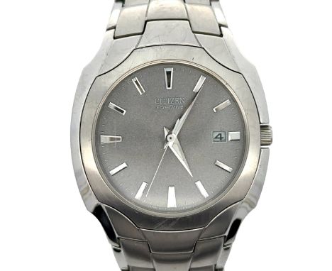 Gents Citizen Eco Drive watch (powered by light). Stainless steel case, grey dial and . Watch in working order at time of cat