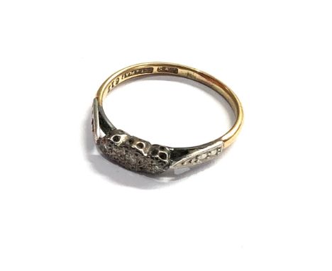 Antique 18ct gold diamond ring with diamond shoulders weight 2.3g 