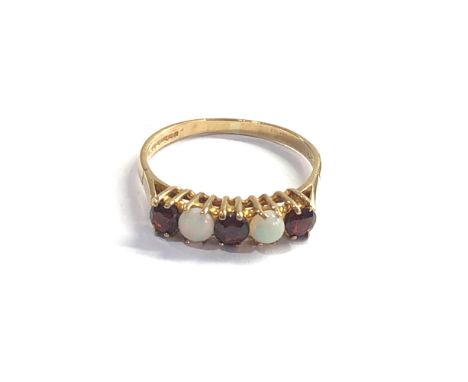 9ct Gold opal and garnet ring weight 1.8g 