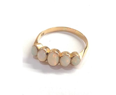 18ct gold opal 5 stone ring weight 2.9g, 1 opal has sustained a chip