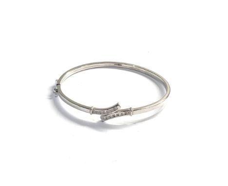 9ct white gold cz stone set bypass detail bangle weight 4.9g 