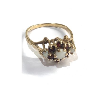 Vintage 9ct gold opal &amp; garnet cluster ring weight 2.4g 