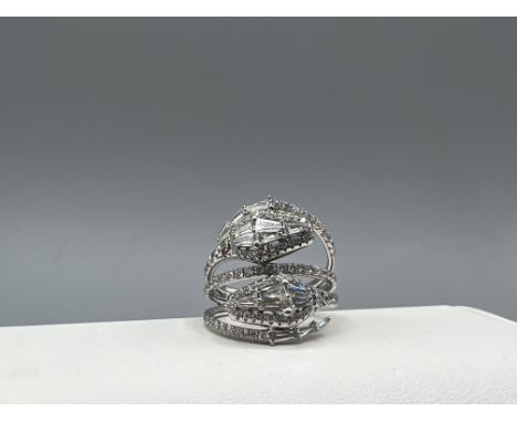 Brand New Ex-Display 18ct White Gold &amp; Diamond Matching Snake Pattern Ring &amp; Necklace Set (Chain 43.5cm in length)- G