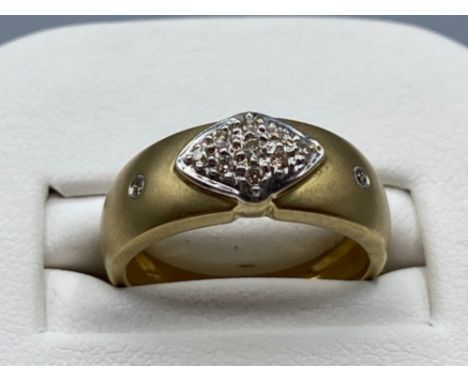 Vintage ladies 9ct gold diamond set band ring. Size M (3.4g)