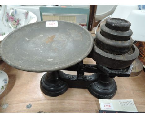 A cast kitchen scale set with graduated weight set