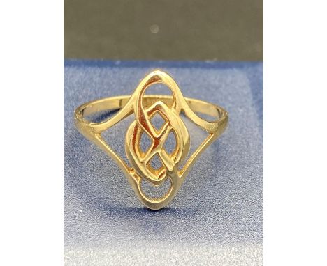 9 carat GOLD RING having Celtic type design to top SIZE P. 