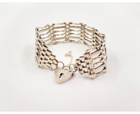 A Silver Ladder-Link Bracelet with Heart Charm Clasp.16cm. 20g 