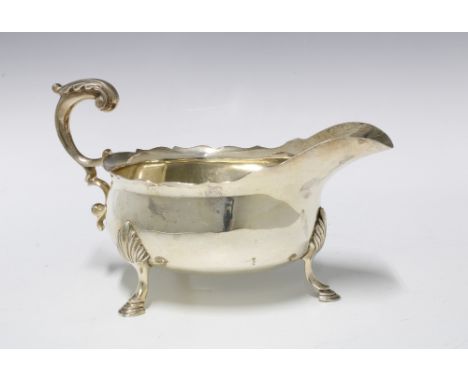 George VI silver sauce boat, London 1946, 19 x 11.5cm 