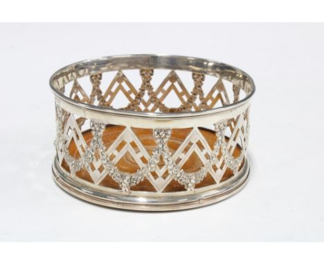 Victorian silver wine coaster, London 1892,10cm diameter, 