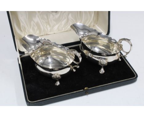 George V pair of silver sauce boats, Wilson &amp; Sharp, London 1931, in original fitted case (2) 