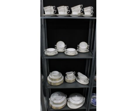 Royal Worcester Chantilly dinner service (a lot) 