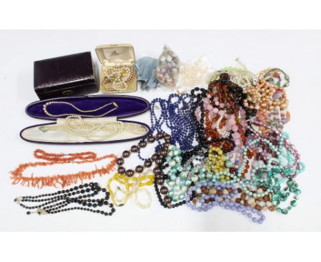 Collection of costume jewellery beads to include vintage coral beads, etc (a lot) 