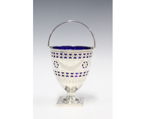 Georgian style silver sugar vase, swing handle with blue glass liner, Sheffield 1900, 17cm including handle 