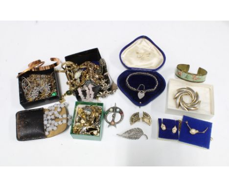 Collection of vintage and later costume jewellery (a lot) 