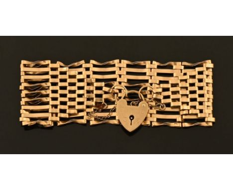 A 9 ct gold gate bracelet, with heart shaped padlock.  19.5 grams.