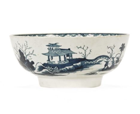 A late 18th/early 19th century Worcester chinoiserie patterned bowl.  diameter 20.5 cm. CONDITION REPORT: The bowl is structu