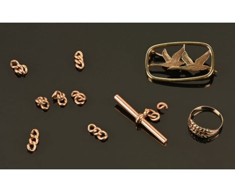 A 9 ct gold brooch, swans in flight, together with a 9 ct gold unmounted ring and parts to a 9 ct gold chain with T bar.  17 